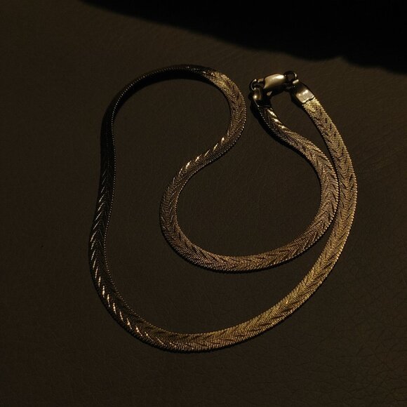 Vintage Gold Tone Diamond Cut Herringbone Necklace Lobster Clasp 16 inches - Picture 9 of 10